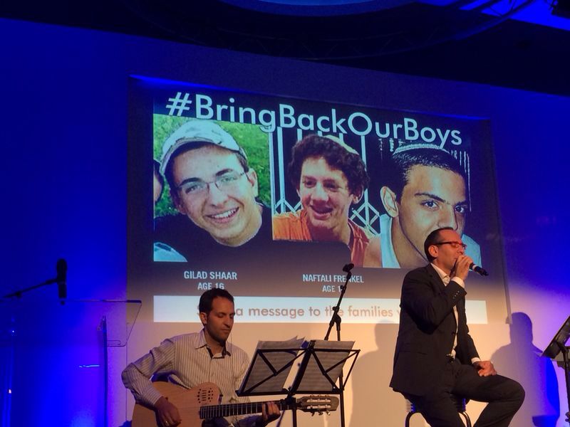 ישי לפידות שר לחטופים • צפו