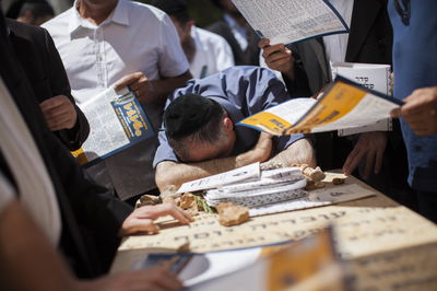 אב החטוף פרץ בבכי בציונו של מרן הרב עובדיה יוסף: "כל עם ישראל בוכה"