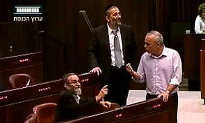 צפו: שטייניץ מסתיר ליעקב אשר את משה גפני