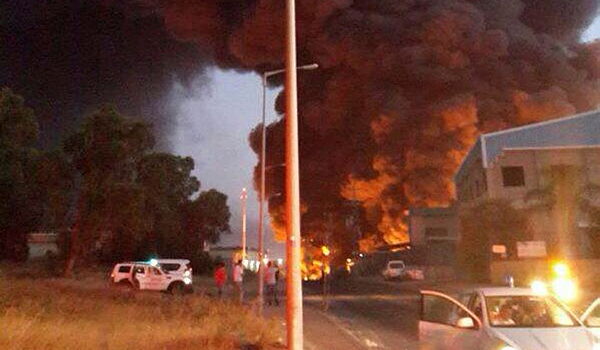 מפעל בשדרות  ספג פגיעת רקטה ועלה באש; 3 נפגעו