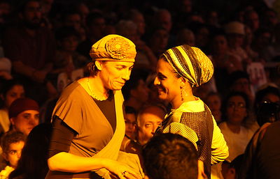 אמהות החטופים על הבמה בעצרת