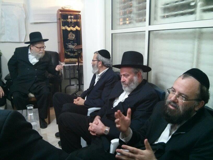 גלריה: המונים ניחמו את קרובי הרב אברהם בן ציון פרידמן זצ"ל