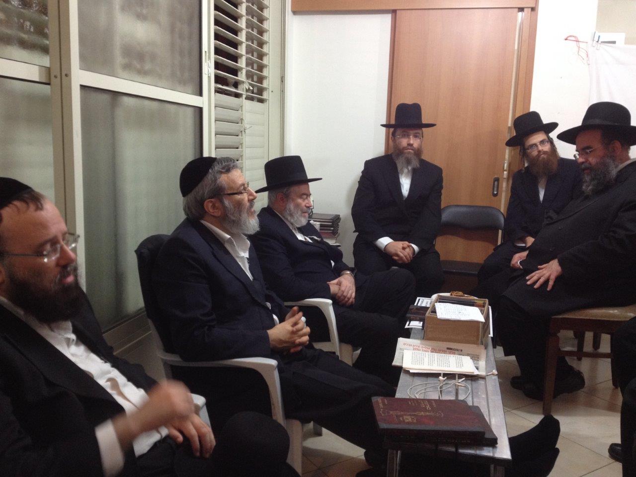 גלריה: המונים ניחמו את קרובי הרב אברהם בן ציון פרידמן זצ"ל