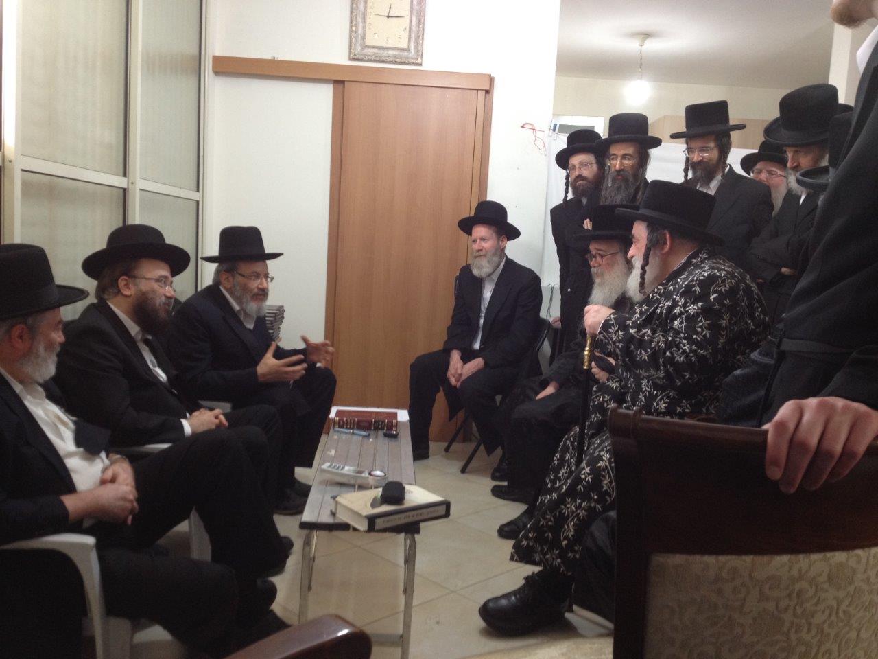 גלריה: המונים ניחמו את קרובי הרב אברהם בן ציון פרידמן זצ"ל