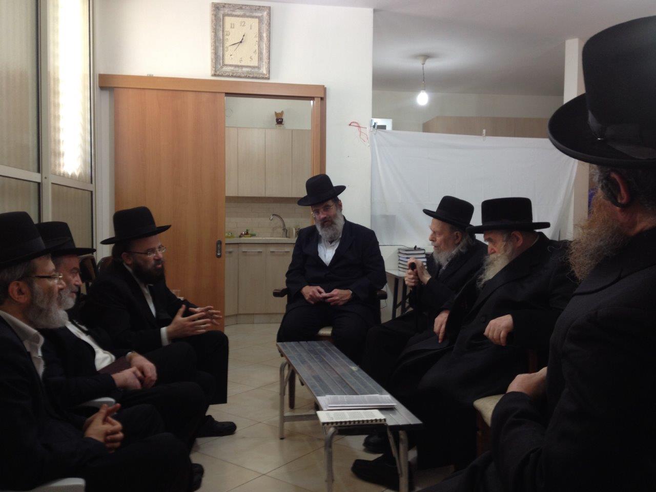 גלריה: המונים ניחמו את קרובי הרב אברהם בן ציון פרידמן זצ"ל