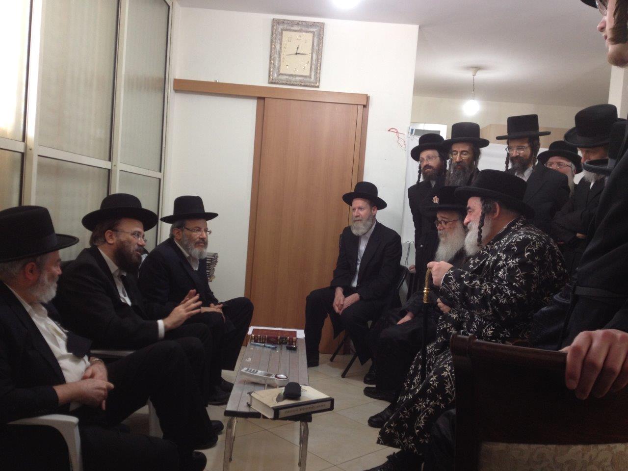 גלריה: המונים ניחמו את קרובי הרב אברהם בן ציון פרידמן זצ"ל