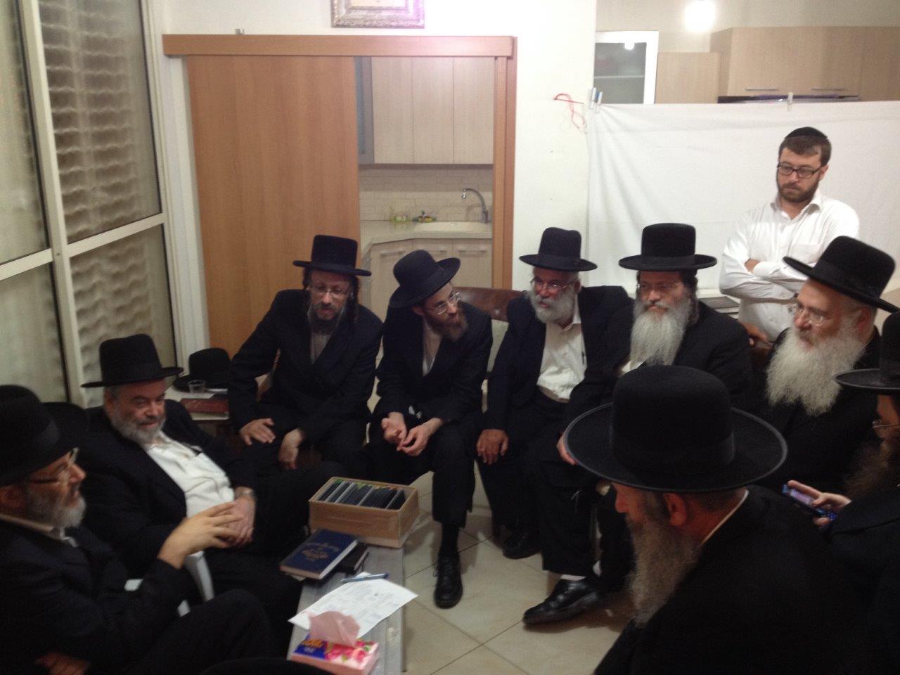 גלריה: המונים ניחמו את קרובי הרב אברהם בן ציון פרידמן זצ"ל