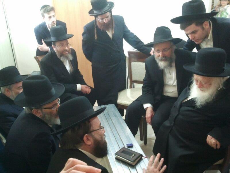 גלריה: המונים ניחמו את קרובי הרב אברהם בן ציון פרידמן זצ"ל