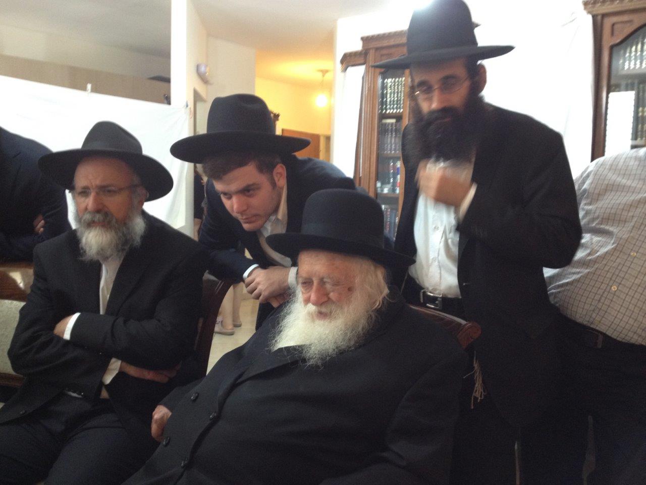 גלריה: המונים ניחמו את קרובי הרב אברהם בן ציון פרידמן זצ"ל