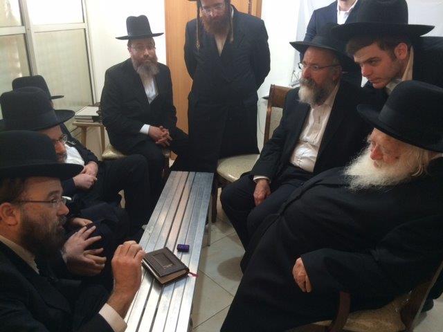 גלריה: המונים ניחמו את קרובי הרב אברהם בן ציון פרידמן זצ"ל