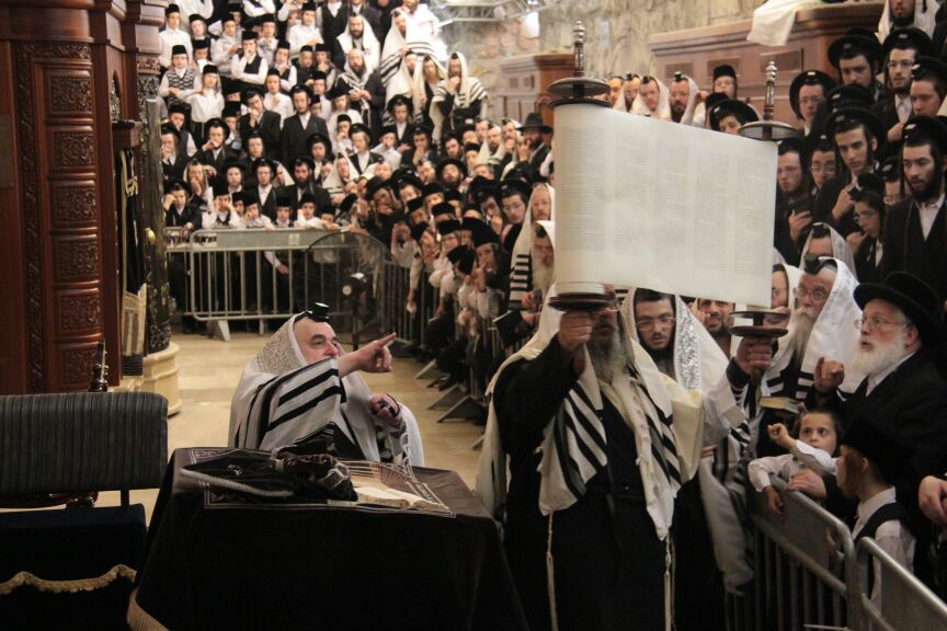 תיעוד: האדמו"ר מויז'ניץ בתפילת שחרית בצהריים בכותל המערבי