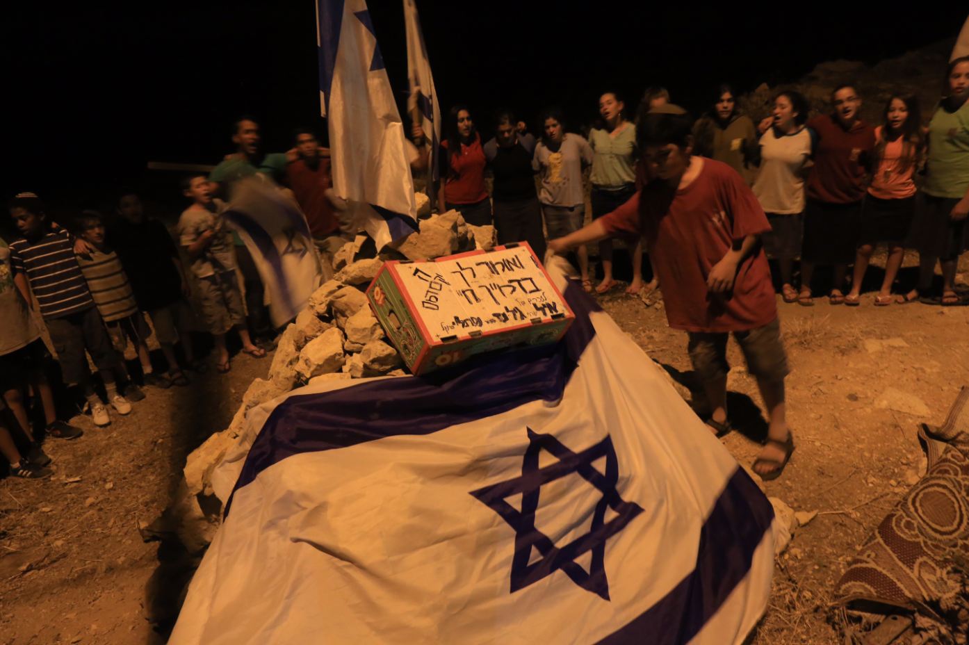 רגע אחרי ההודעה: תפילות ובכי • צפו