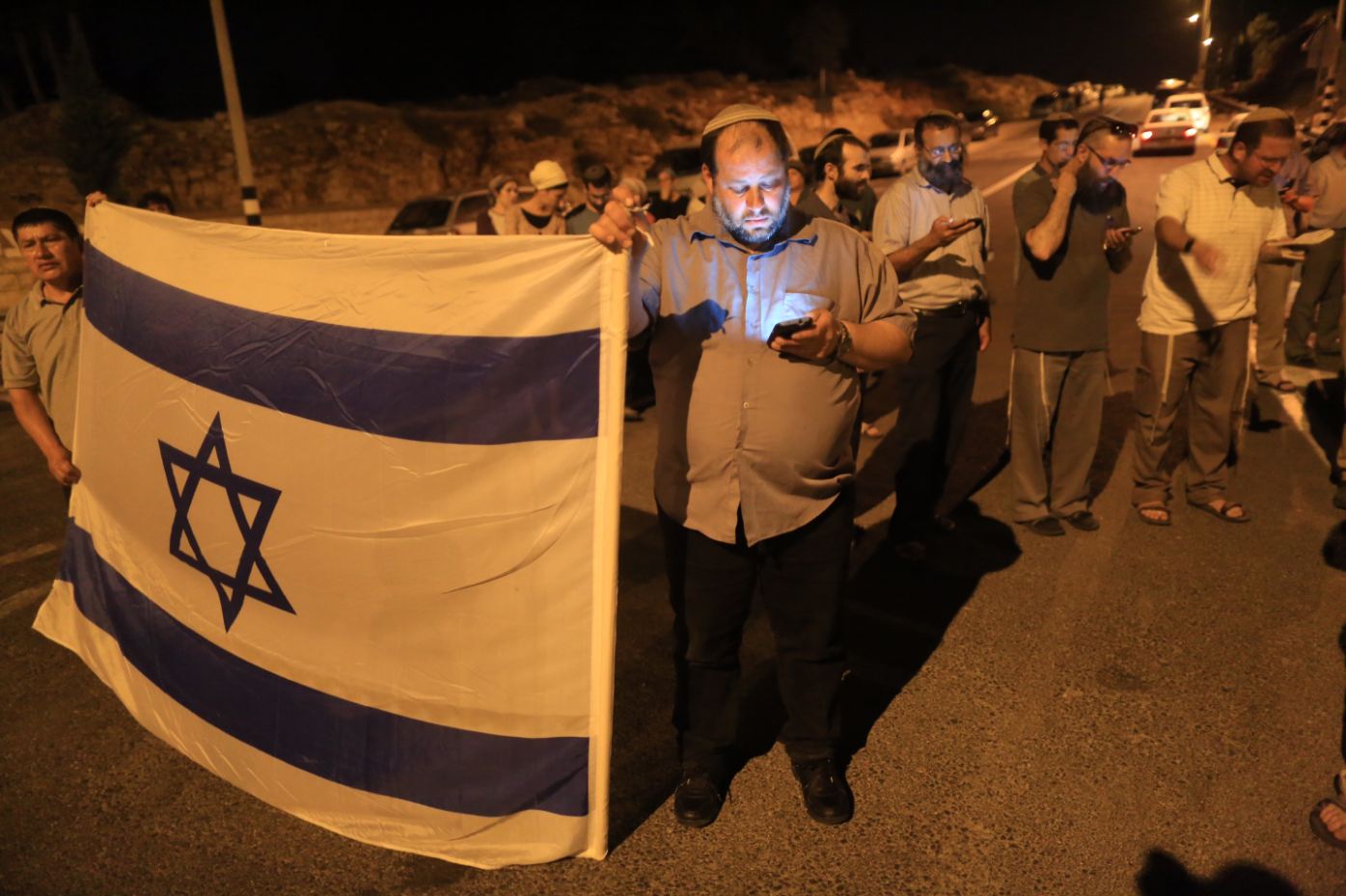 רגע אחרי ההודעה: תפילות ובכי • צפו