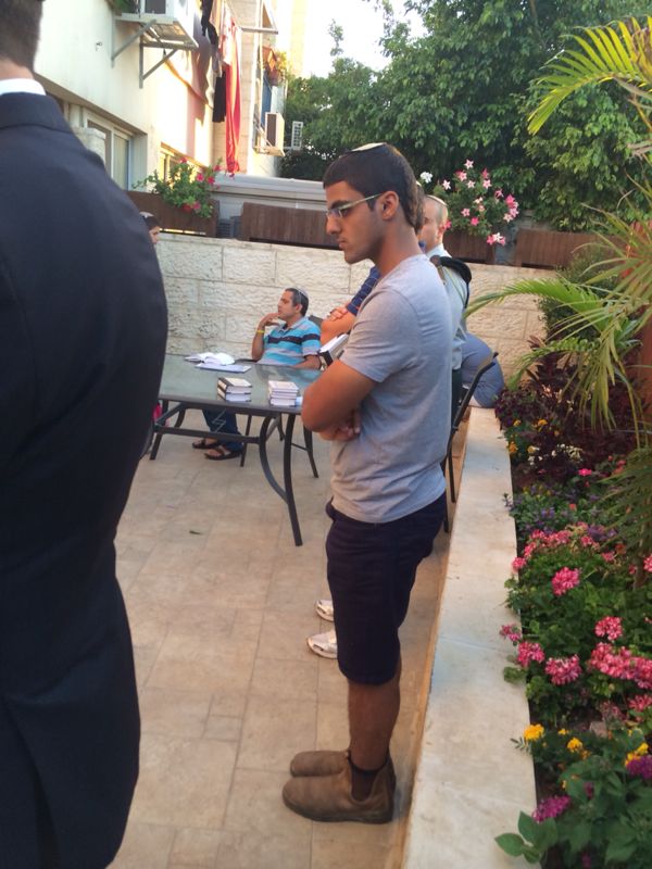 תיעוד עצוב: התפילה האחרונה של משפחת יפרח קודם ההודעה על מות בנם החטוף