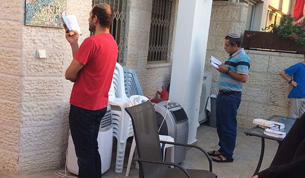 מימין: האב אורי יפרח, בתפילה האחרונה קודם הבשורה המרה