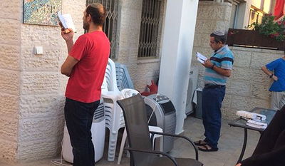 מימין: האב אורי יפרח, בתפילה האחרונה קודם הבשורה המרה