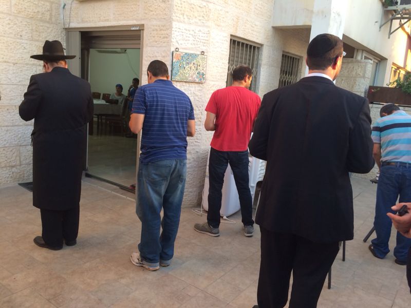 תיעוד עצוב: התפילה האחרונה של משפחת יפרח קודם ההודעה על מות בנם החטוף