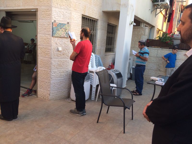 תיעוד עצוב: התפילה האחרונה של משפחת יפרח קודם ההודעה על מות בנם החטוף