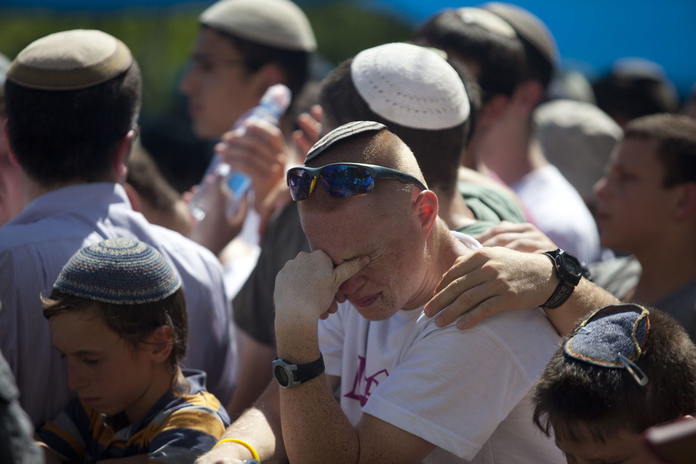 בראש מורכן ודמעות: דרכם האחרונה של אייל, נפתלי וגיל-עד