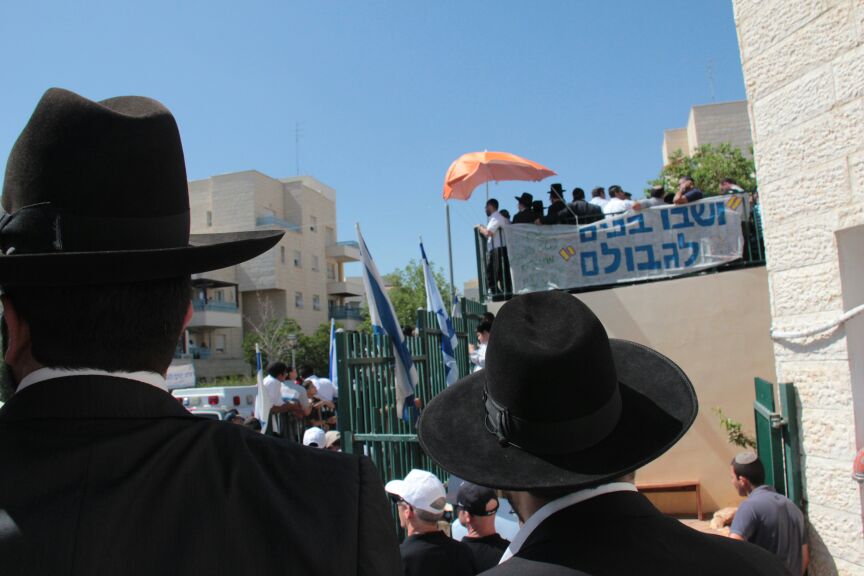 הלוויות קורעות לב: "תנוח בשלום ילד שלי; אנחנו צריכים כוח"