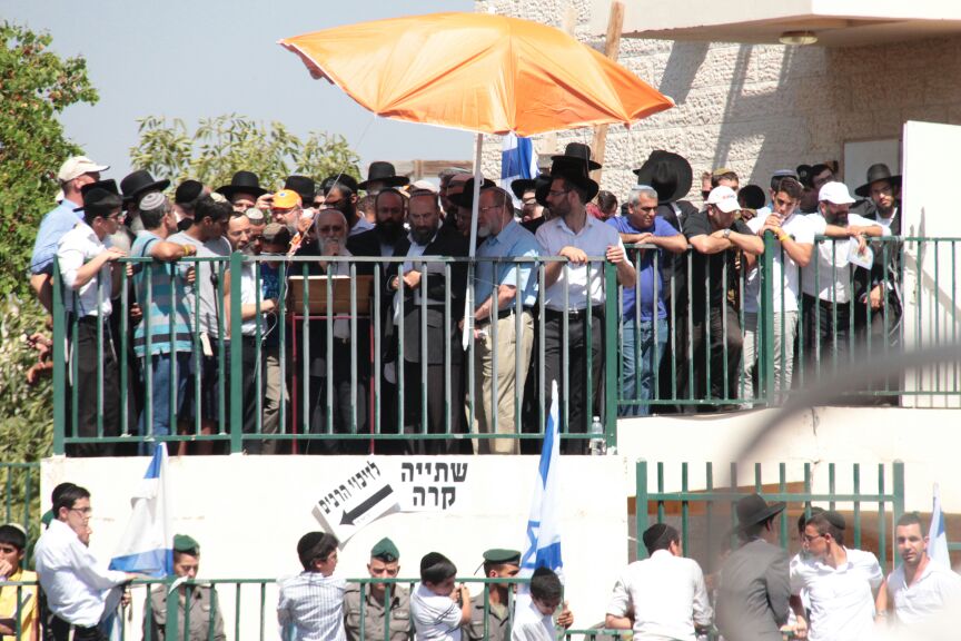 הלוויות קורעות לב: "תנוח בשלום ילד שלי; אנחנו צריכים כוח"