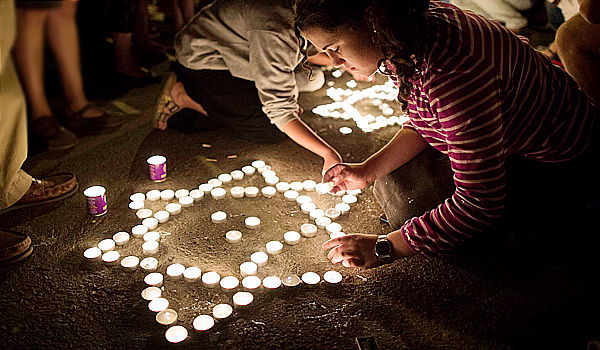 מדליקים נרות לזכר הנערים הנרצחים