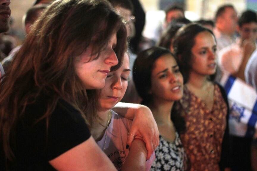 נרות, שירה ובכי • האבל בירושלים