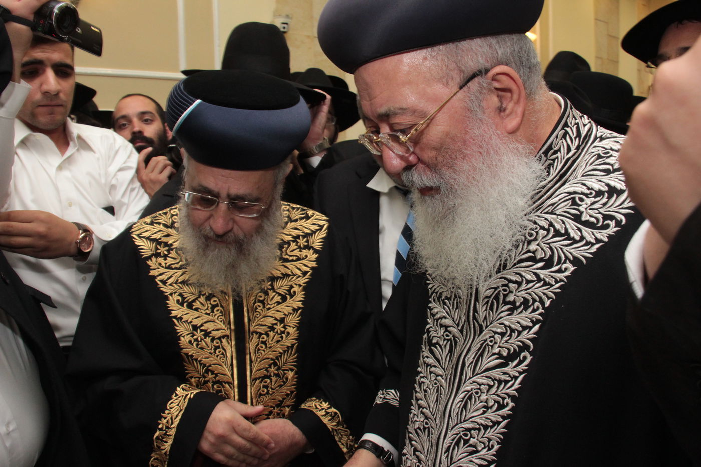 כורת הברית: הגאון רבי יצחק יוסף והגאון הרב שלמה משה עמאר בשמחת הברית לנכד המשותף