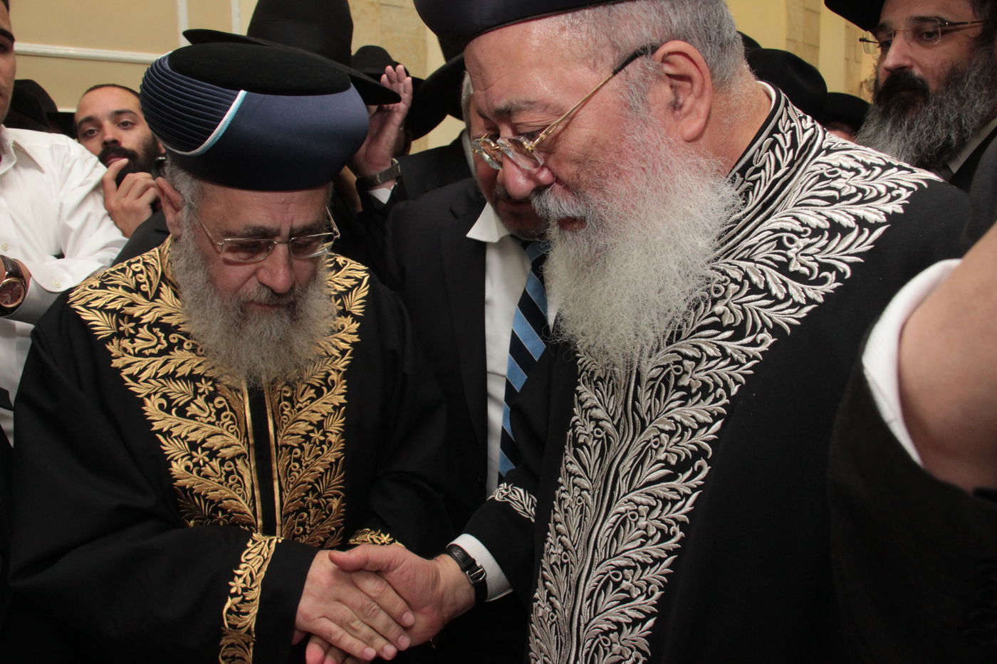 כורת הברית: הגאון רבי יצחק יוסף והגאון הרב שלמה משה עמאר בשמחת הברית לנכד המשותף