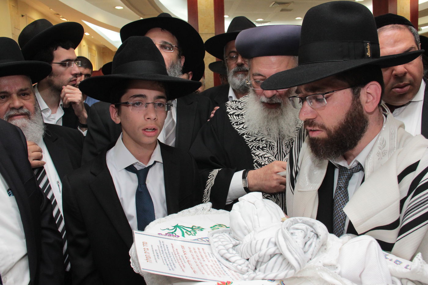 כורת הברית: הגאון רבי יצחק יוסף והגאון הרב שלמה משה עמאר בשמחת הברית לנכד המשותף