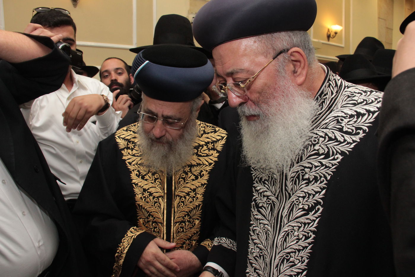 כורת הברית: הגאון רבי יצחק יוסף והגאון הרב שלמה משה עמאר בשמחת הברית לנכד המשותף