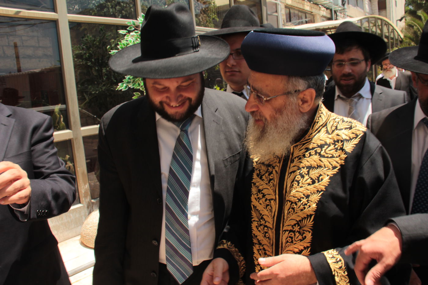 כורת הברית: הגאון רבי יצחק יוסף והגאון הרב שלמה משה עמאר בשמחת הברית לנכד המשותף