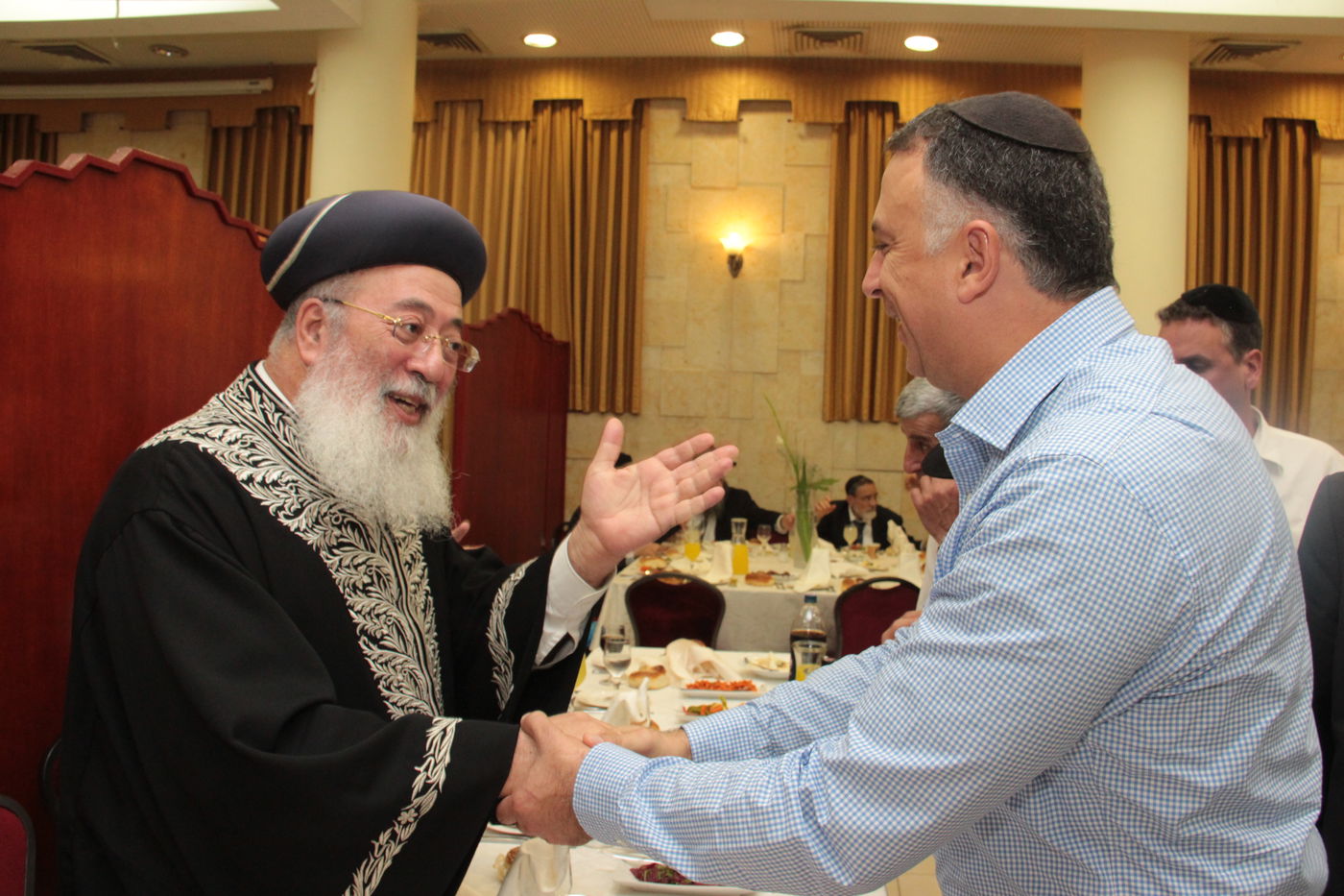 כורת הברית: הגאון רבי יצחק יוסף והגאון הרב שלמה משה עמאר בשמחת הברית לנכד המשותף