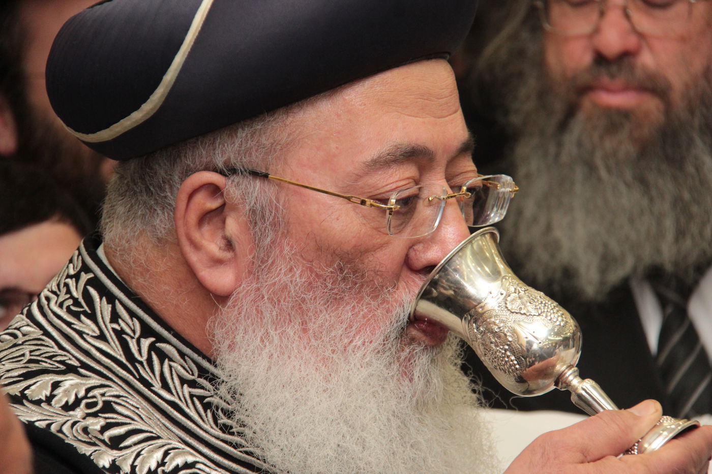 כורת הברית: הגאון רבי יצחק יוסף והגאון הרב שלמה משה עמאר בשמחת הברית לנכד המשותף