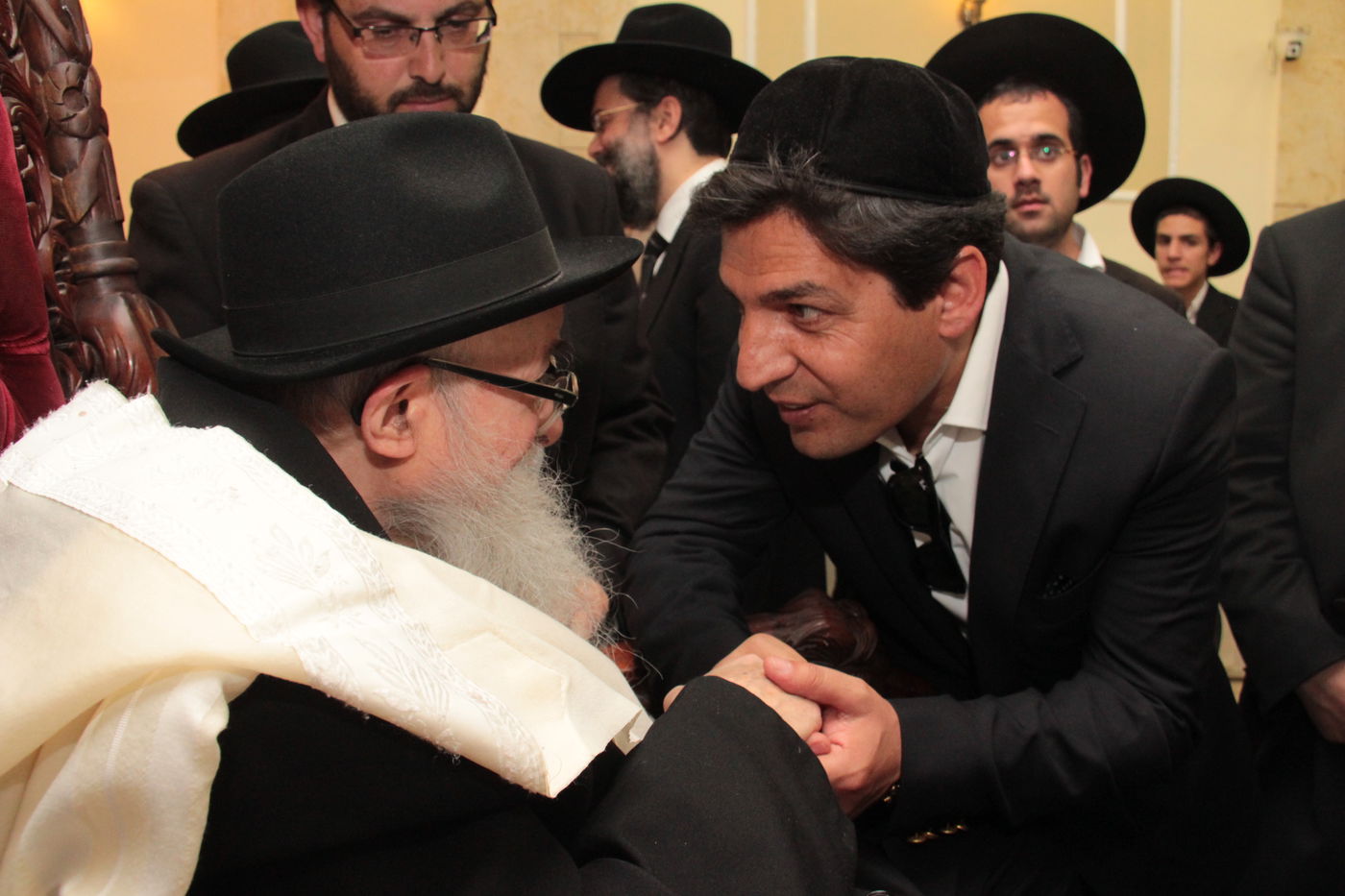 כורת הברית: הגאון רבי יצחק יוסף והגאון הרב שלמה משה עמאר בשמחת הברית לנכד המשותף