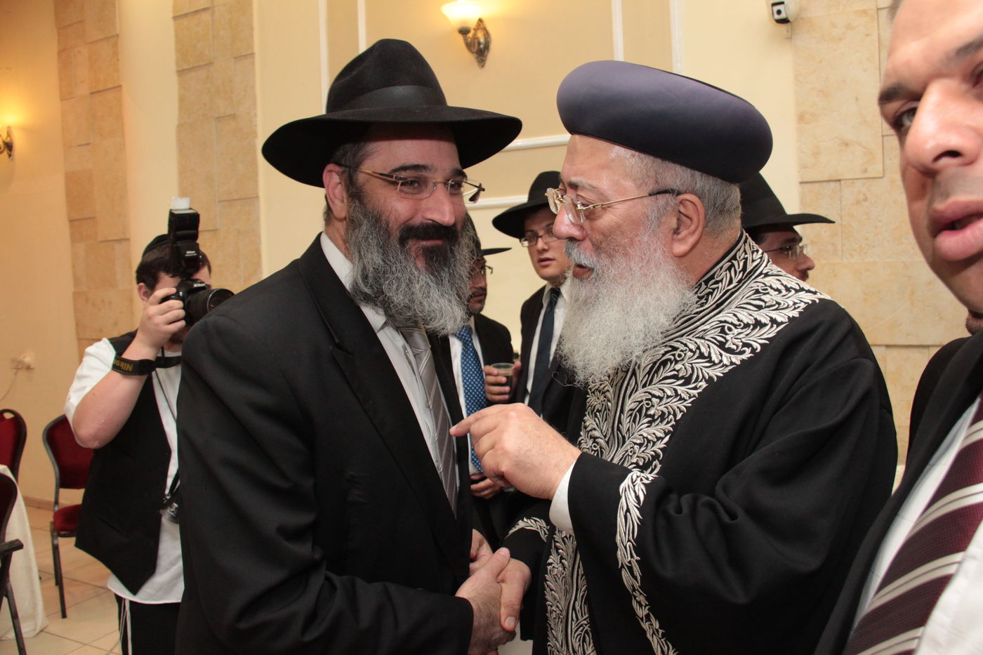 כורת הברית: הגאון רבי יצחק יוסף והגאון הרב שלמה משה עמאר בשמחת הברית לנכד המשותף