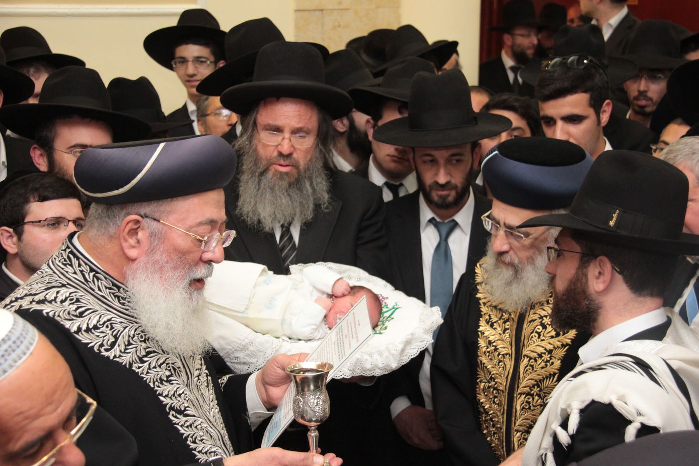 כורת הברית: הגאון רבי יצחק יוסף והגאון הרב שלמה משה עמאר בשמחת הברית לנכד המשותף