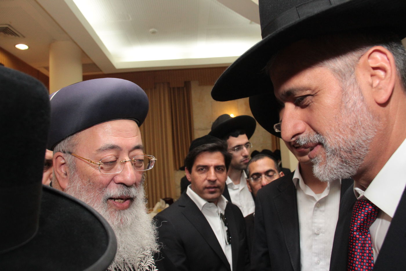 כורת הברית: הגאון רבי יצחק יוסף והגאון הרב שלמה משה עמאר בשמחת הברית לנכד המשותף