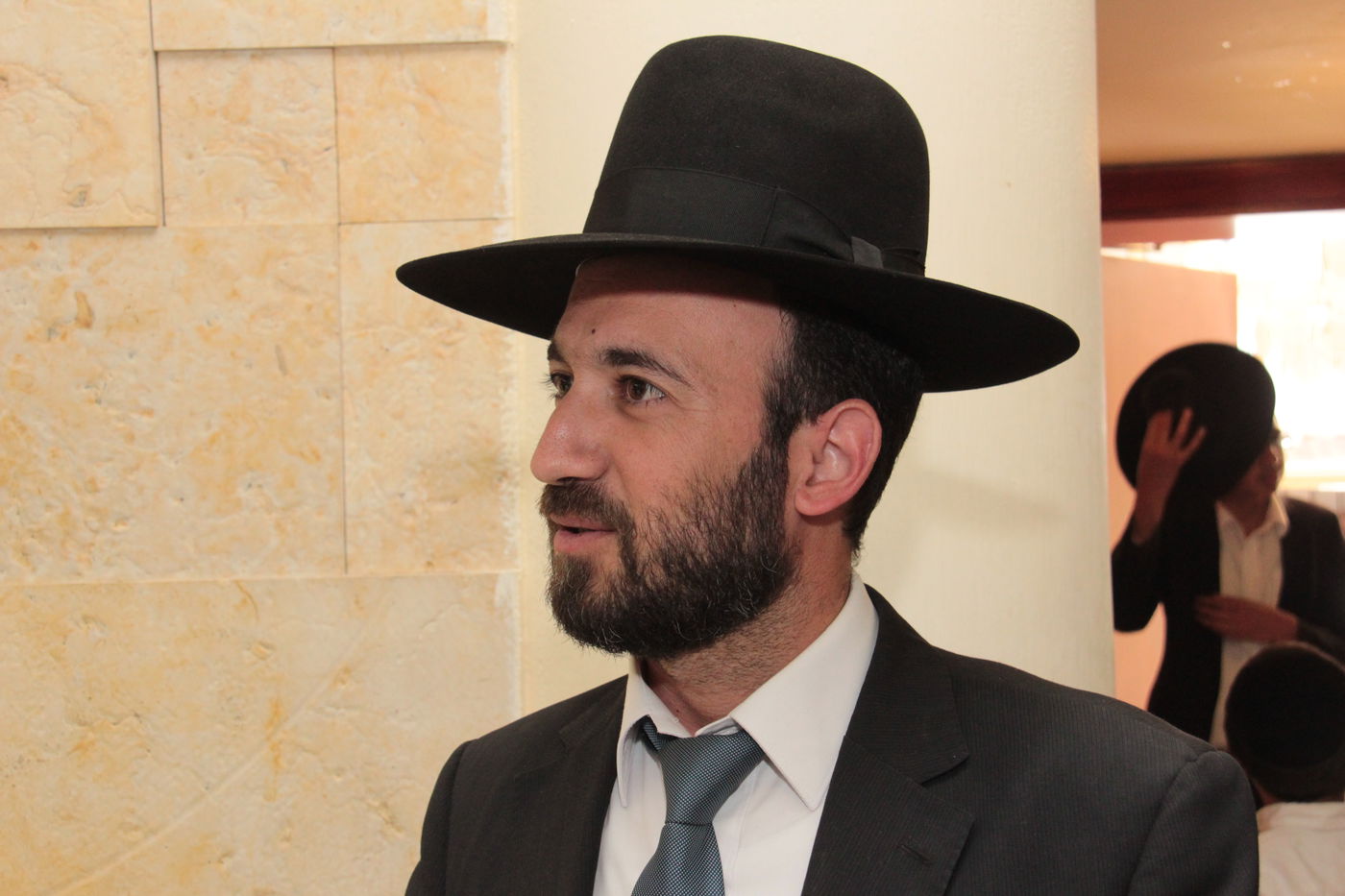 כורת הברית: הגאון רבי יצחק יוסף והגאון הרב שלמה משה עמאר בשמחת הברית לנכד המשותף