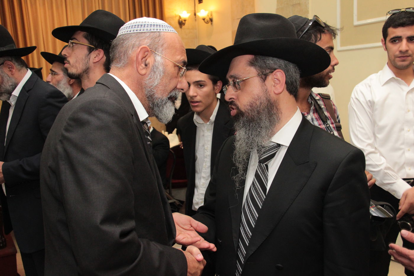 כורת הברית: הגאון רבי יצחק יוסף והגאון הרב שלמה משה עמאר בשמחת הברית לנכד המשותף