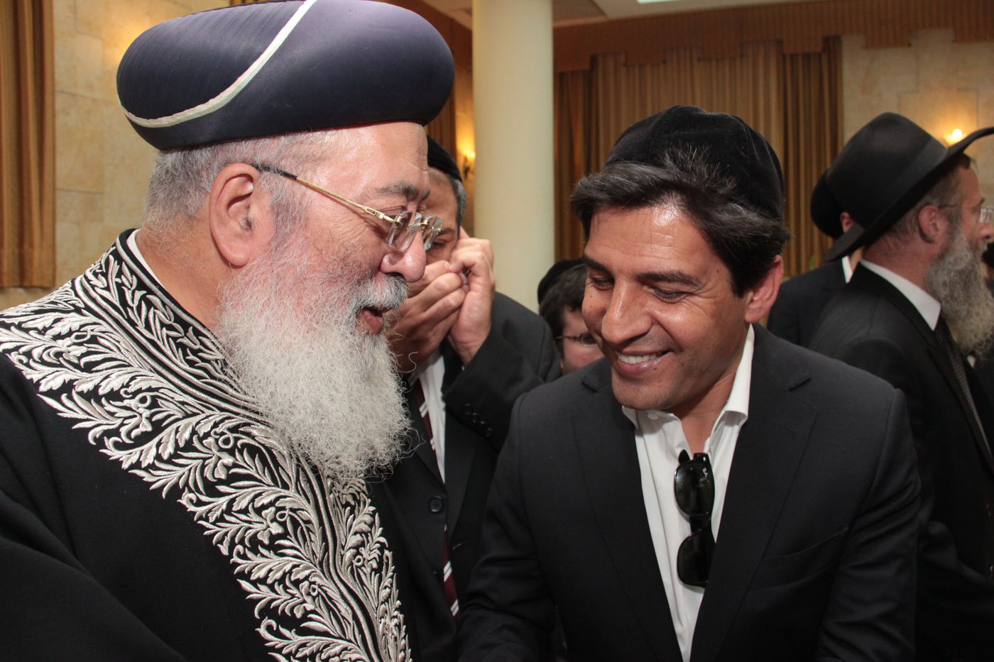 כורת הברית: הגאון רבי יצחק יוסף והגאון הרב שלמה משה עמאר בשמחת הברית לנכד המשותף