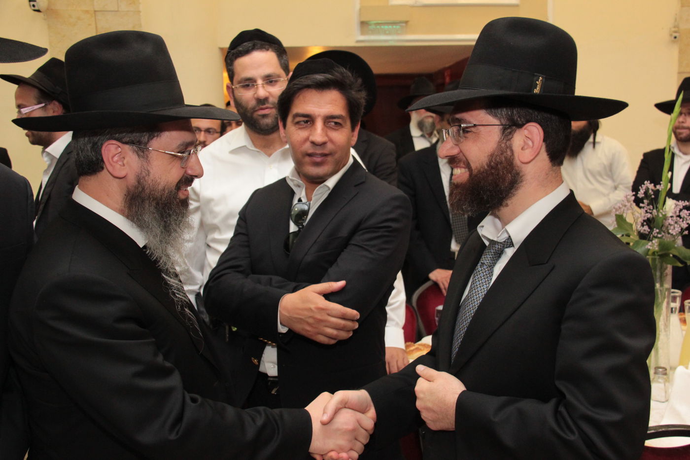 כורת הברית: הגאון רבי יצחק יוסף והגאון הרב שלמה משה עמאר בשמחת הברית לנכד המשותף