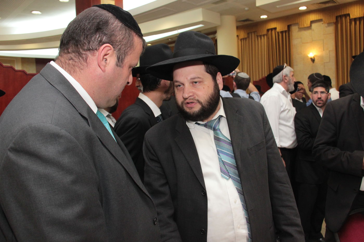 כורת הברית: הגאון רבי יצחק יוסף והגאון הרב שלמה משה עמאר בשמחת הברית לנכד המשותף