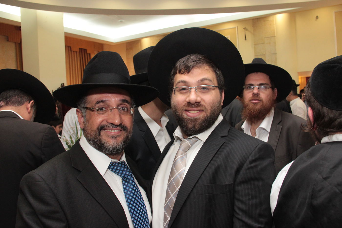 כורת הברית: הגאון רבי יצחק יוסף והגאון הרב שלמה משה עמאר בשמחת הברית לנכד המשותף