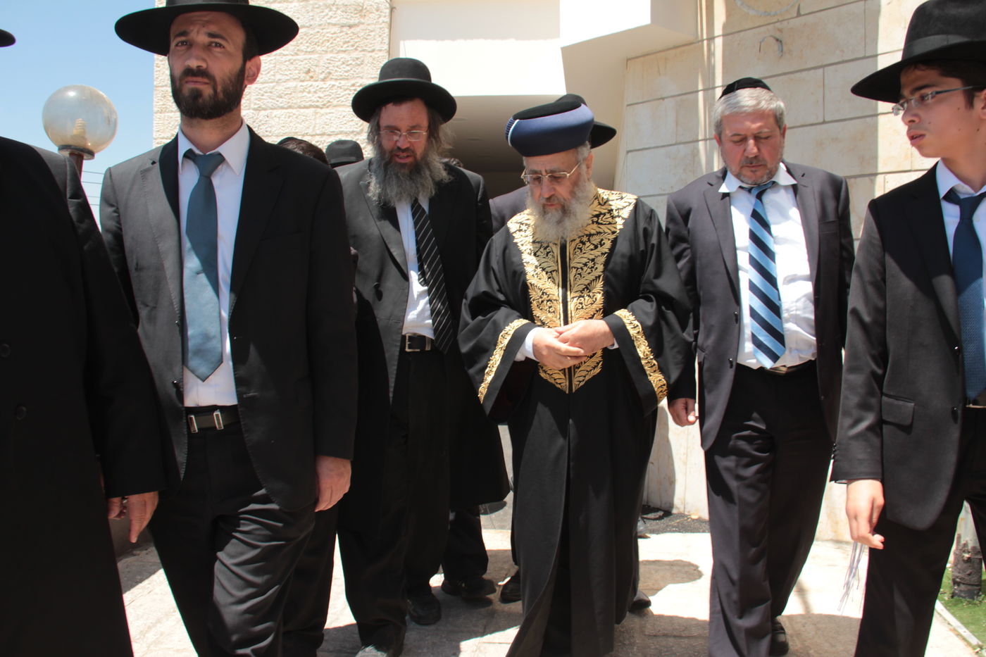 כורת הברית: הגאון רבי יצחק יוסף והגאון הרב שלמה משה עמאר בשמחת הברית לנכד המשותף