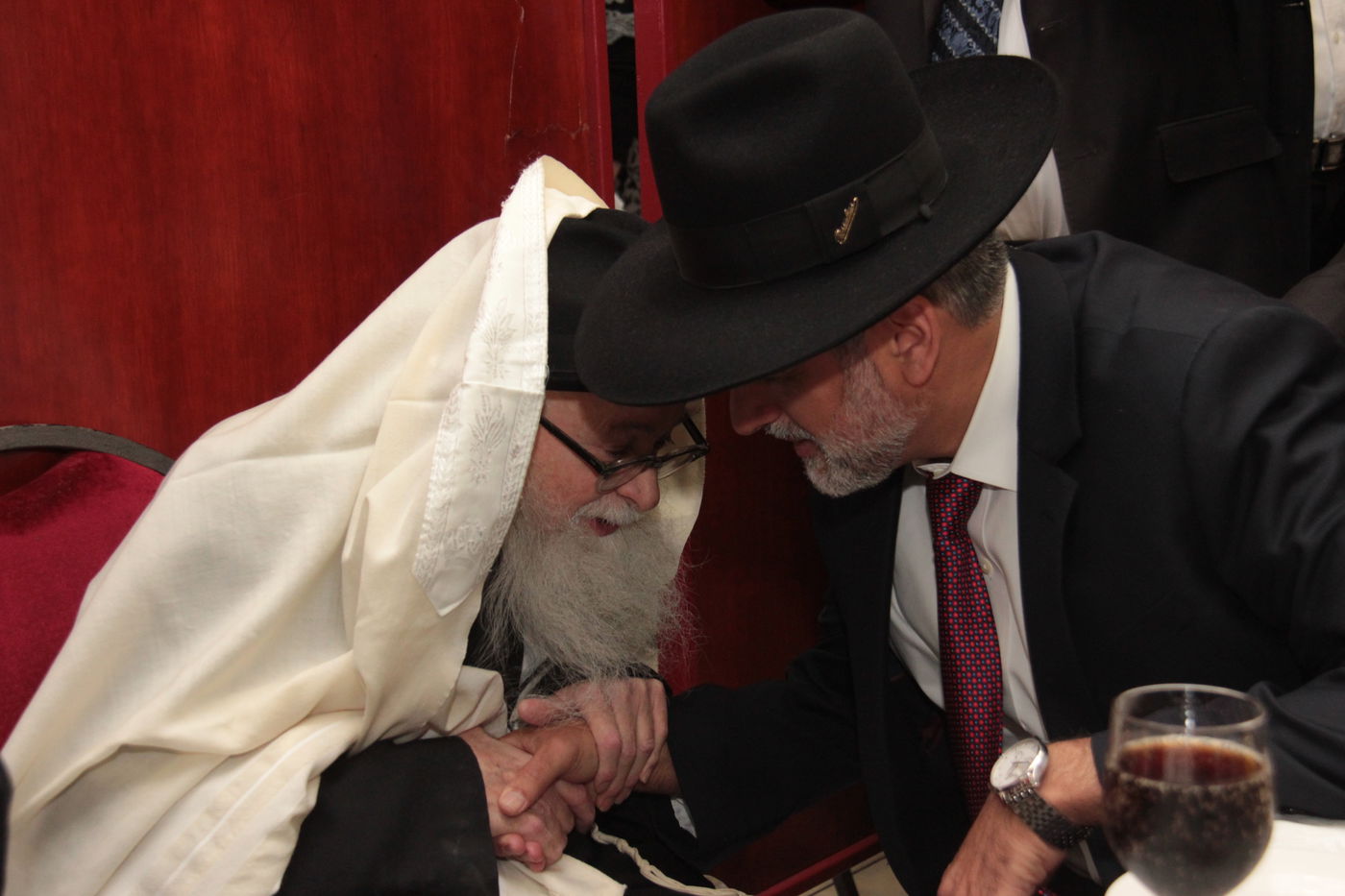 כורת הברית: הגאון רבי יצחק יוסף והגאון הרב שלמה משה עמאר בשמחת הברית לנכד המשותף