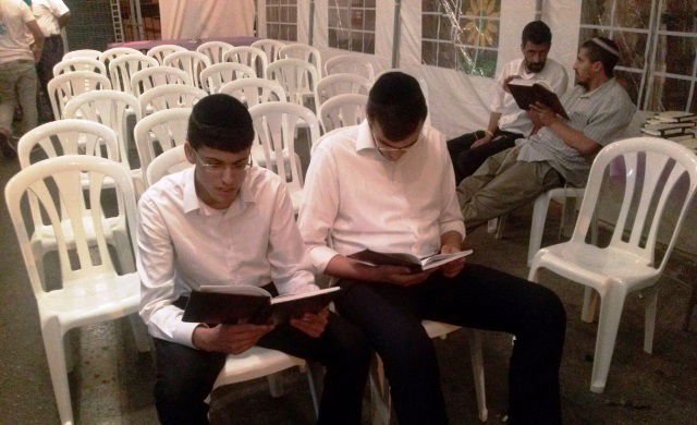 מנחמים ולומדים תורה באוהל, אמש