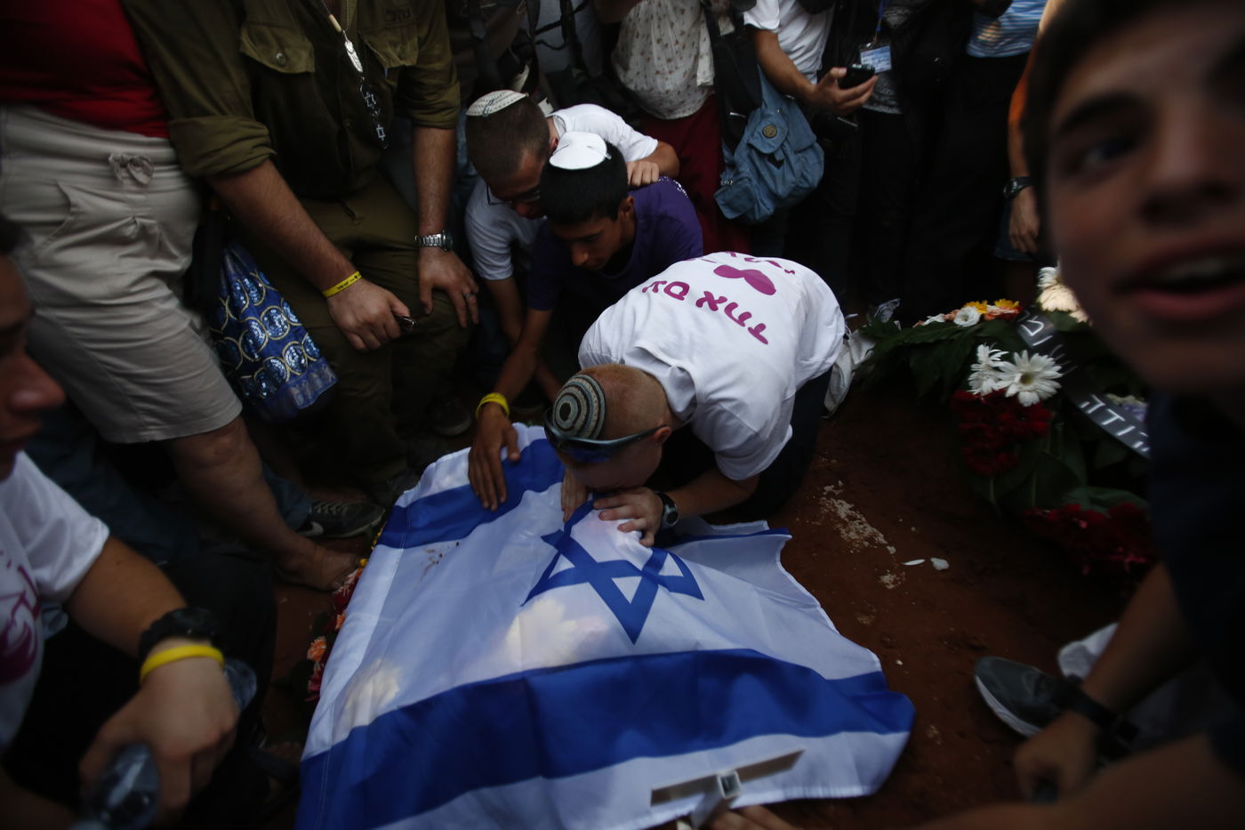 גלריה דומעת: החברים נפרדים מחבריהם