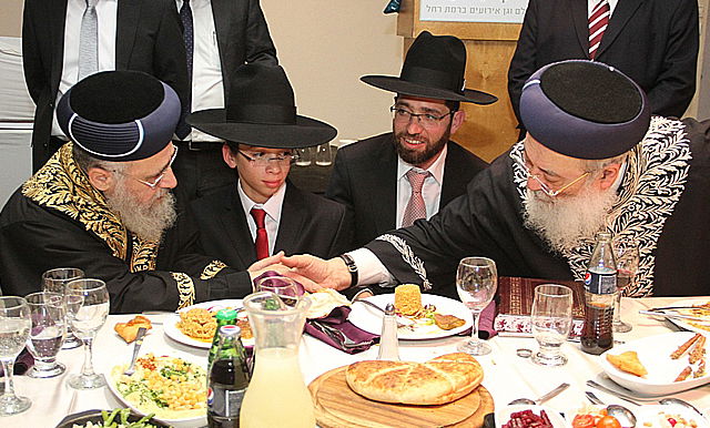 לחיצת היד בשמחת הבר מצווה לנכד המשותף, לפני כחצי שנה