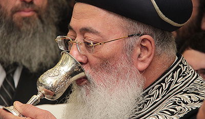 צפו בגר"ש עמאר מכריז: "ויקרא שמו בישראל שלמה משה בן הרב עובדיה יוסף"